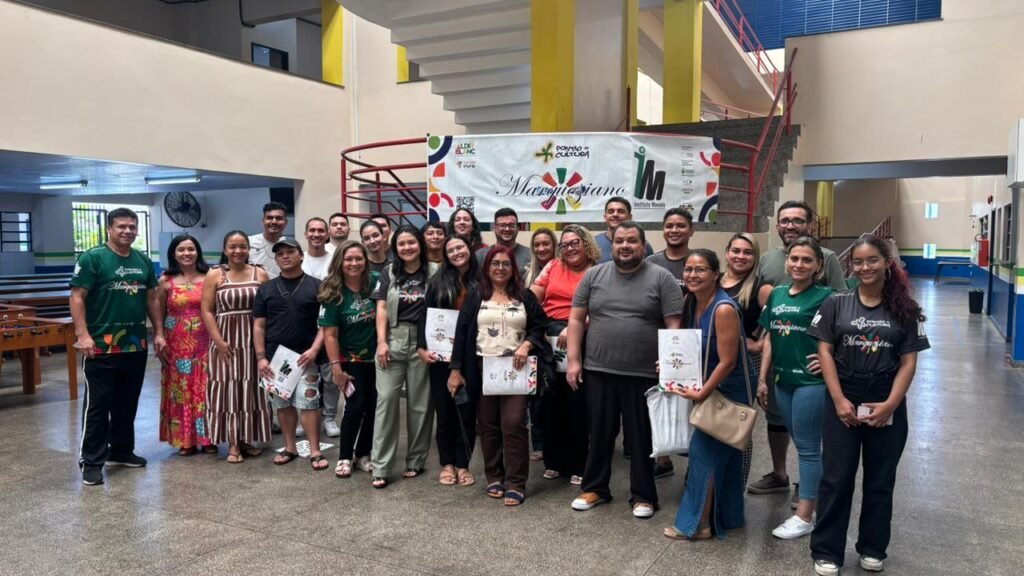Participantes das oficinas gratuitas de formação cultural do Instituto Manaós no CETI Áurea Pinheiro Braga, Manaus