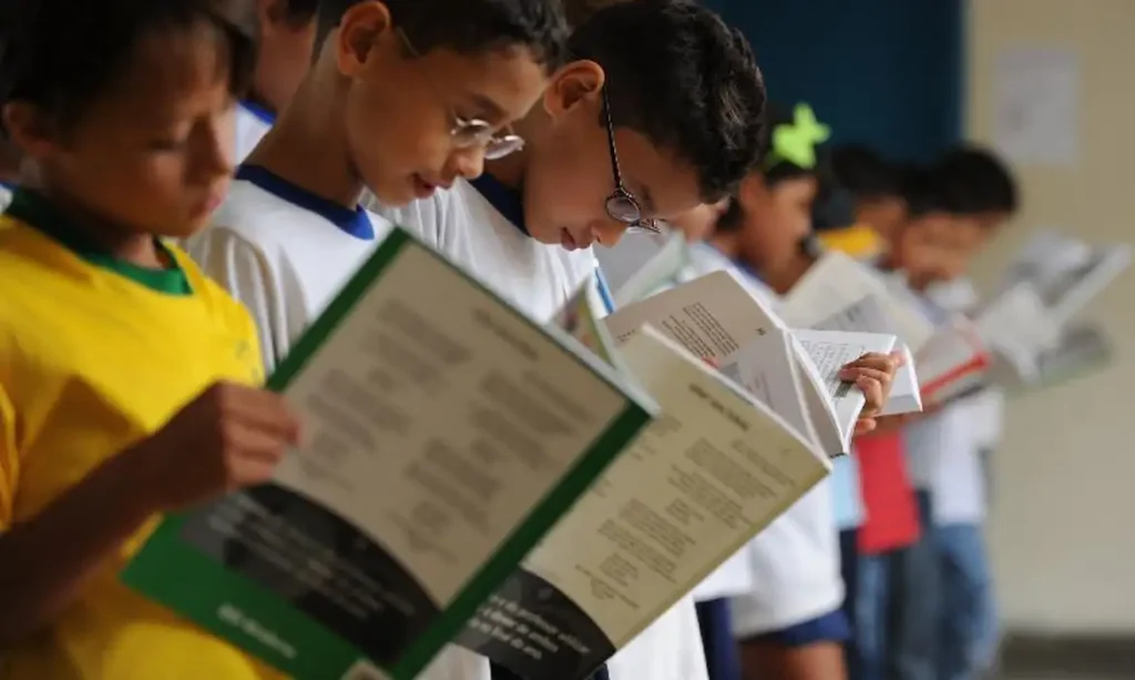 Crianças da Escola Municipal Joana Vieira participam de contação de histórias do projeto Fábulas e Apólogos da Amazônia, zona rural de Manaus